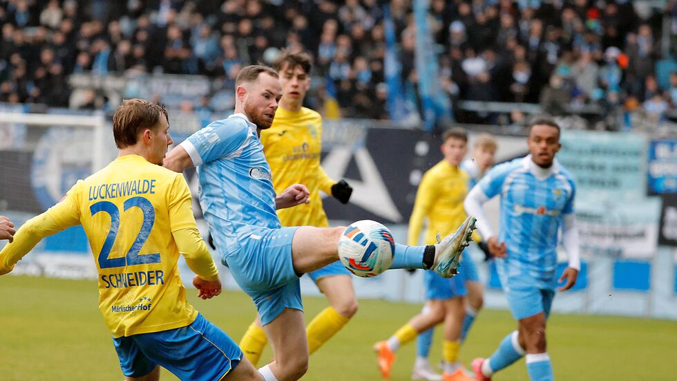 CFC-Kapitän Müller im Zweikampf.