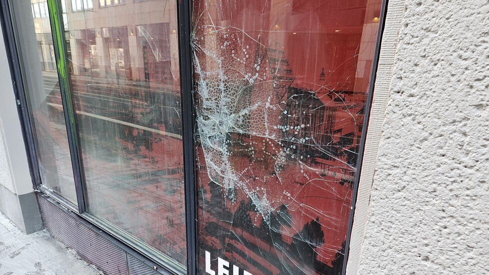 Eine bei dem Brand gesprungene Scheibe.