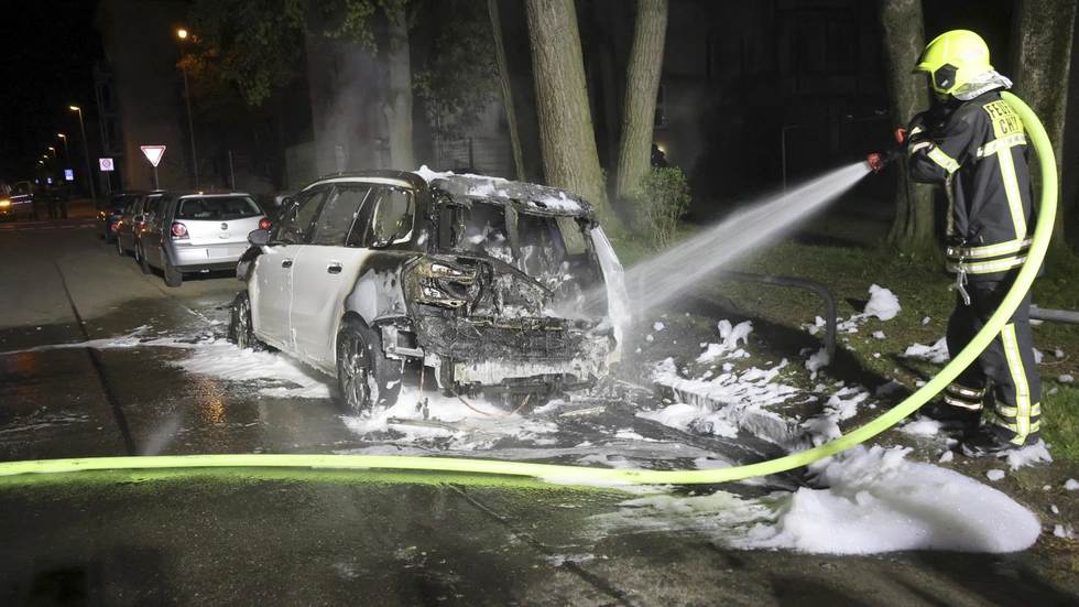 Das Auto brannte komplett aus.