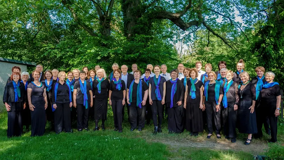 Zur Zeit besteht der Chor aus 60 Mitgliedern- manche mehr und manche weniger aktiv. Offen für neue Mitglieder sind sie deswegen immer! Zur Zeit besteht der Chor aus 60 Mitgliedern- manche mehr und manche weniger aktiv. Offen für neue Mitglieder sind sie deswegen immer!