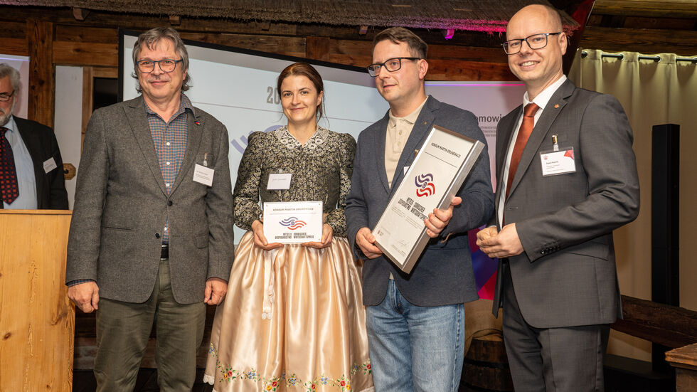 v.l.n.r.: Dr. Hartmut Leipner (stellvertretender Domowina-Vorsitzender), Janine und Martin Grunewald (Konsum Jänschwalde), Dawid Statnik (Domowina-Vorsitzender)