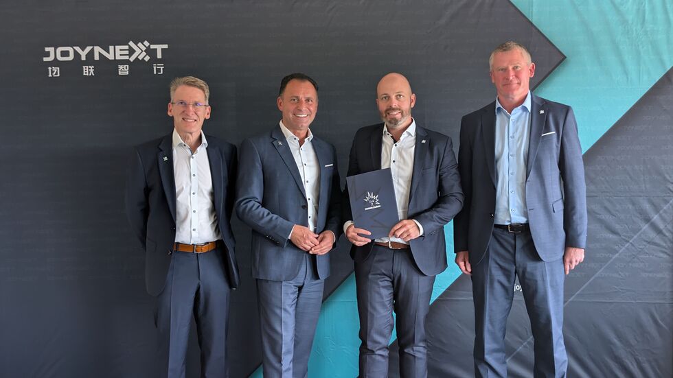  v.l.: Dr. Holger Buchner (CFO Joynext), Stavros Mitrakis (CEO Joynext), Maik Walsdorf (Geschäftsführer Eislöwen), Niklas Sundblad (Cheftrainer Eislöwen)
