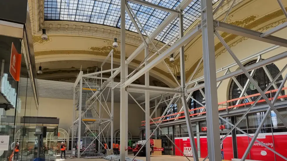 In der Empfangshalle entsteht ein tonnenschweres Stahlgerüst