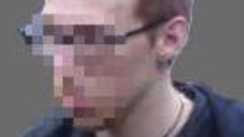 Ein Fahndungsfoto der Polizei von 2012: Der mittlerweile 36-jährige Mörder soll heute (seit Januar) unter anderem Namen irgendwo in Mitteldeutschland leben. Ein Fahndungsfoto der Polizei von 2012: Der mittlerweile 36-jährige Mörder soll heute (seit Januar) unter anderem Namen irgendwo in Mitteldeutschland leben.