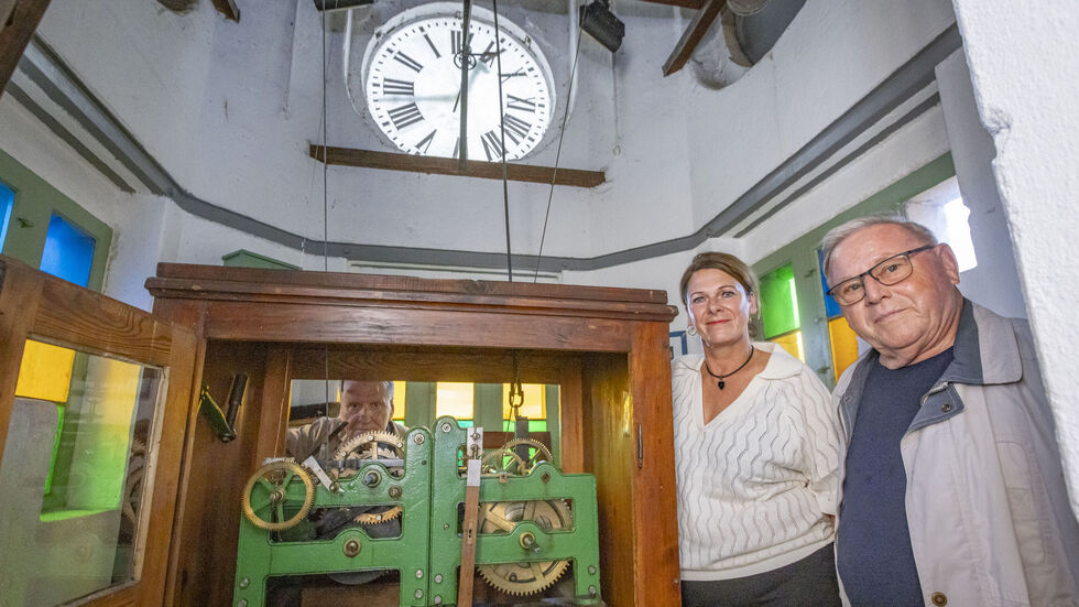 Frieder Hering (li. hinten), Apothekerin Claudia Meerz und Wolfgang Queißer im alten Uhrenturm. Queißer zieht einmal wöchentlich das Uhrwerk per Hand auf
