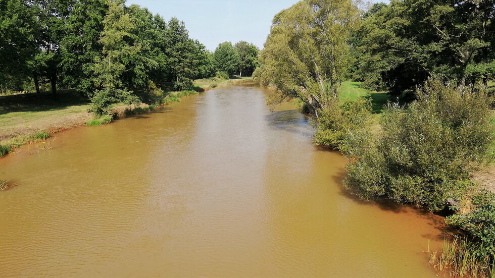 Die Spree bei Spremberg. Eisenocker färbt das Wasser braun. Die Lausitzrunde fordert ein nachhaltiges Wasserkonzept für die gesamte Lausitz.