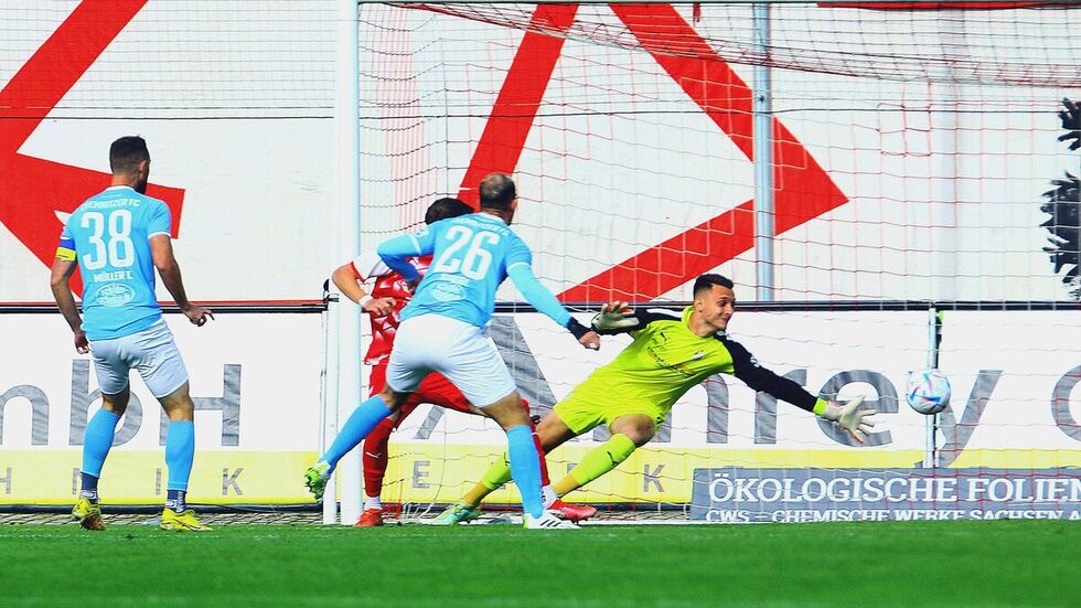 Lukas Stagge überwindet Torhüter Lucas Hiemann. Lukas Stagge überwindet Torhüter Lucas Hiemann.