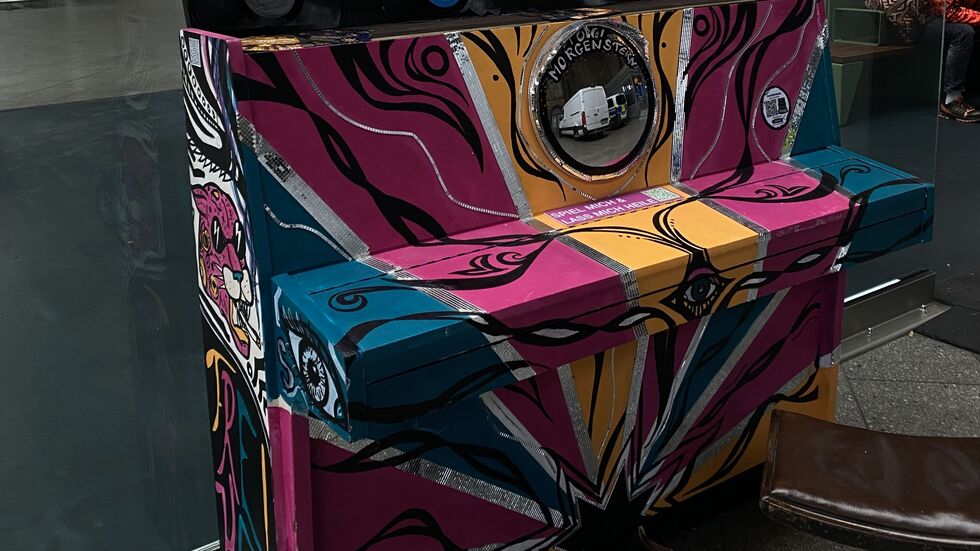 So sieht das "neue" Klavier im Hauptbahnhof aus. Es steht zwischen den Gleisen 1 und 2. So sieht das "neue" Klavier im Hauptbahnhof aus. Es steht zwischen den Gleisen 1 und 2.