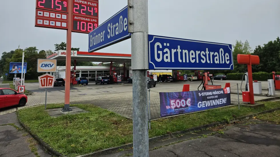 Die Star-Tankstelle in Leipzig-Kleinzschocher wurde am Dienstagabend von drei Räubern überfallen. Die Star-Tankstelle in Leipzig-Kleinzschocher wurde am Dienstagabend von drei Räubern überfallen.
