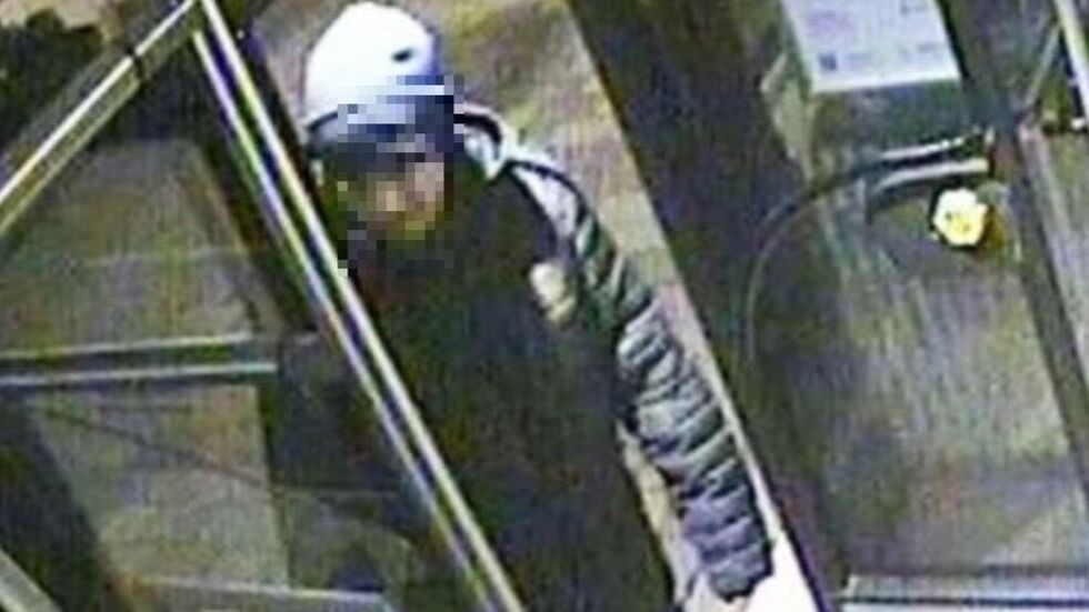 Der Tatverdächtige konnte mittlerweile identifiziert und in Cottbus festgenommen werden, es handelt sich laut Polizei um einen 19-jährigern Algerier. Wir haben das Fahndungs-Foto deshalb unkenntlich gemacht. Der Tatverdächtige konnte mittlerweile identifiziert und in Cottbus festgenommen werden, es handelt sich laut Polizei um einen 19-jährigern Algerier. Wir haben das Fahndungs-Foto deshalb unkenntlich gemacht.