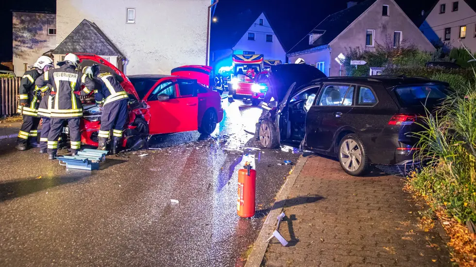 Beide Autos mussten abgeschleppt werden. Beide Autos mussten abgeschleppt werden.