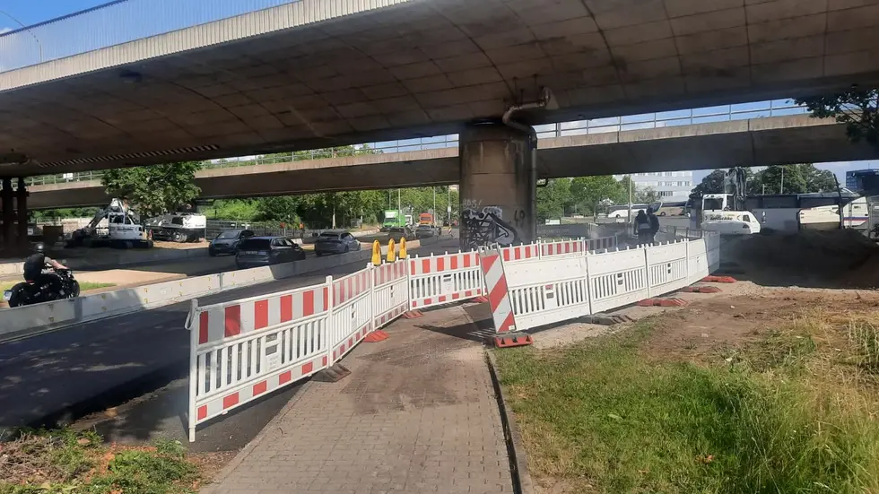 Für Radfahrer und Fußgänger wurde eine Umleitung eingerichtet Für Radfahrer und Fußgänger wurde eine Umleitung eingerichtet