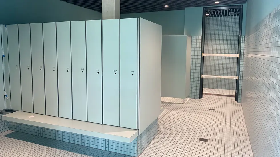 Eine Umkleide in der neuen Schwimmhalle an der Eisenbahnstraße. Auch hier sollen die Kameras künftig verboten sein. Eine Umkleide in der neuen Schwimmhalle an der Eisenbahnstraße. Auch hier sollen die Kameras künftig verboten sein.