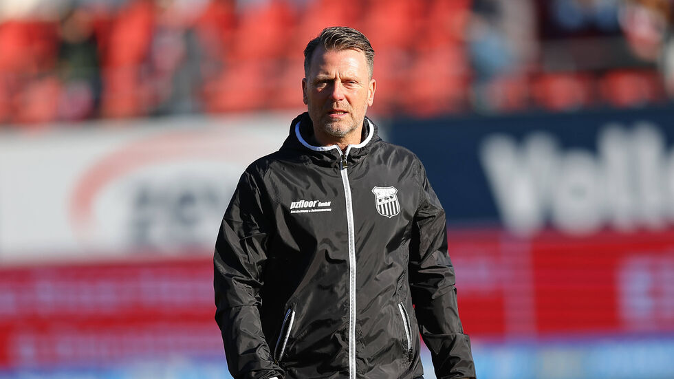 Rico Schmitt fährt mit seinem Team bereits zum fünften Mal in dieser Saison in den Großraum Berlin zum Auswärtsspiel. Rico Schmitt fährt mit seinem Team bereits zum fünften Mal in dieser Saison in den Großraum Berlin zum Auswärtsspiel.