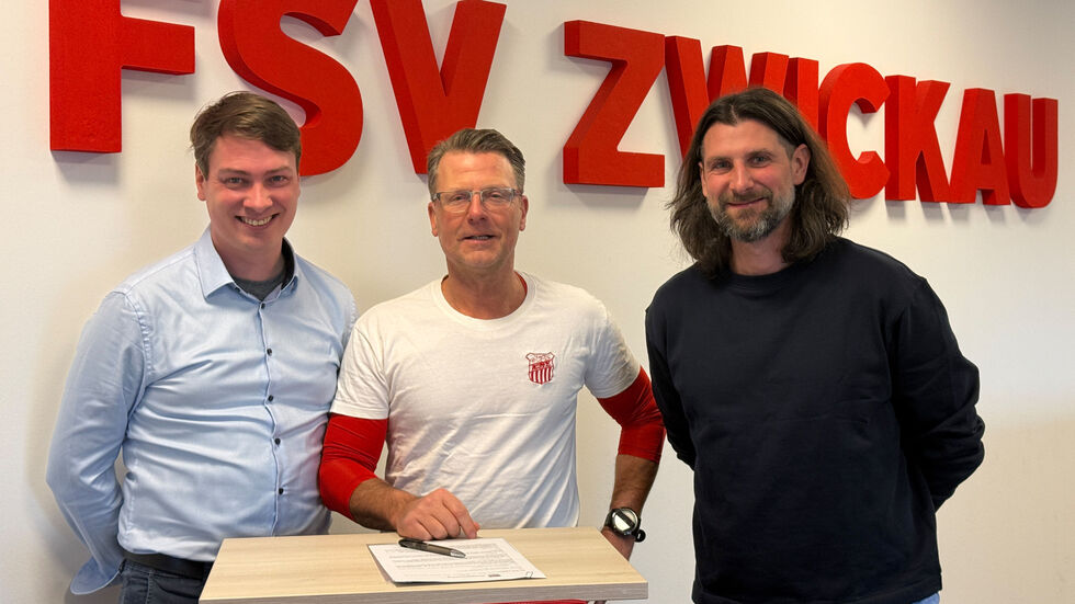 Vorstandschef André Beuchold, FSV-Coach Rico Schmitt und Sportdirektor Robin Lenk (v.l.n.r.) Vorstandschef André Beuchold, FSV-Coach Rico Schmitt und Sportdirektor Robin Lenk (v.l.n.r.)
