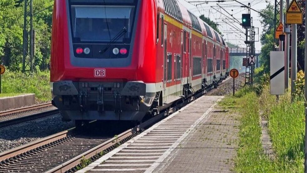 Die Bahnstrecke Leipzig-Chemnitz wurde nach einem tödlichen Zusammenstoß nahe des Bahnhofs Bad Lausick am Mittwochmorgen in beide Richtungen gesperrt (Symbolbild).