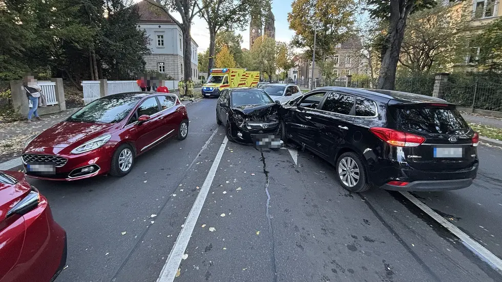 Nach dem Crash war die Reicker Straße zeitweise komplett dicht. Nach dem Crash war die Reicker Straße zeitweise komplett dicht.