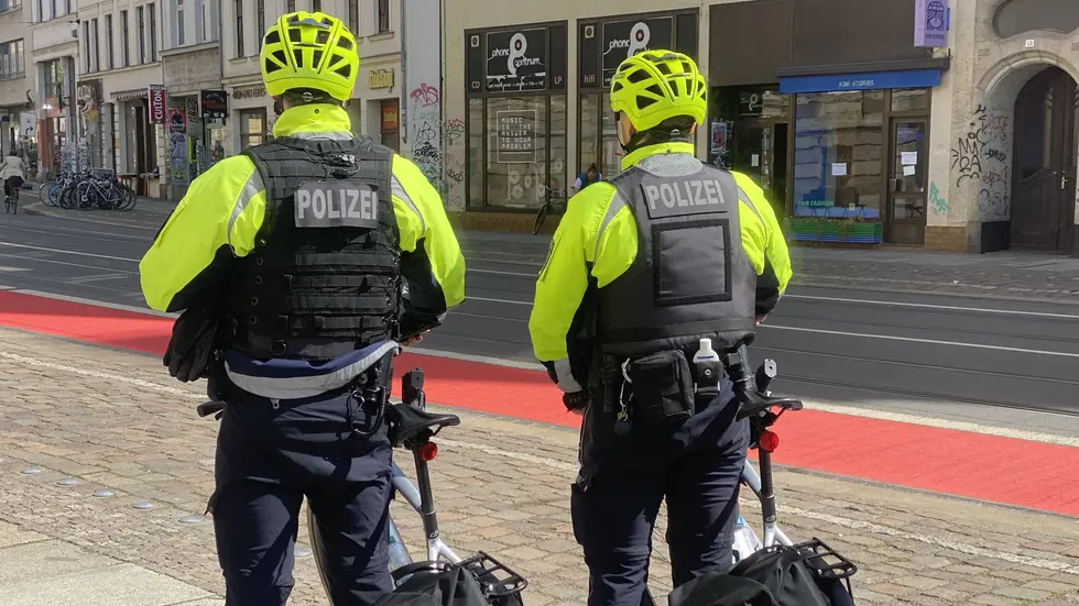 Die behelmten Beamten waren selbst auch stets bereit, eventuell fliehende Täter mit dem Fahrrad zu verfolgen.