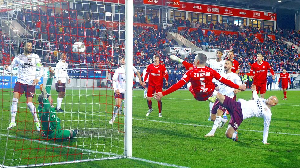 Der Moment der Entscheidung: Lucas Albert netzt per Seitfallzieher zum Zwickauer Sieg ein. Der Moment der Entscheidung: Lucas Albert netzt per Seitfallzieher zum Zwickauer Sieg ein.