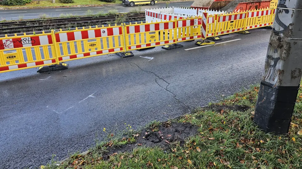 Danach schleuderte der Wagen noch in die Baustellenabsicherung. Danach schleuderte der Wagen noch in die Baustellenabsicherung.