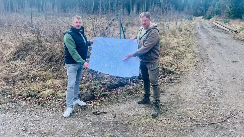 Die beiden Stadträte Robert Reschke und Holger Zastrow (re.) stehen in der Heide an der Freifläche, auf der bald Windräder gebaut werden könnten