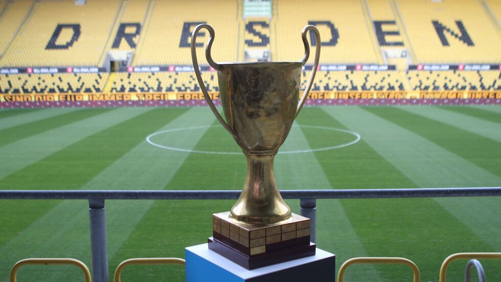 Der Pokal (genannt "Beule") ist zurück im Stadion
