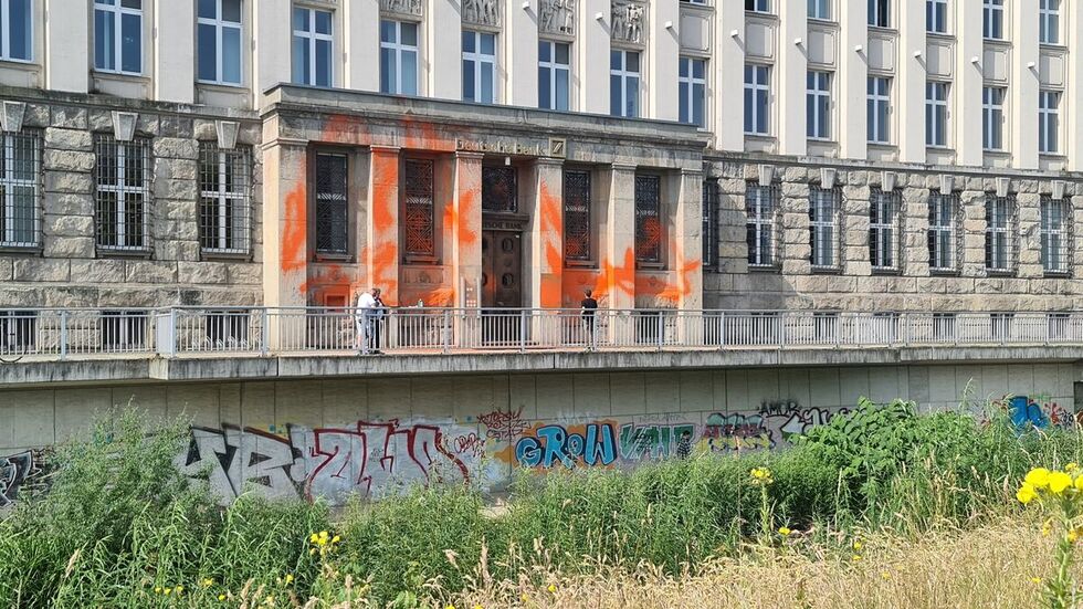 Die Kosten für die Entfernung der Schmiererei an der Deutschen Bank wurden vom Amtsgericht mit 7.500 Euro beziffert.