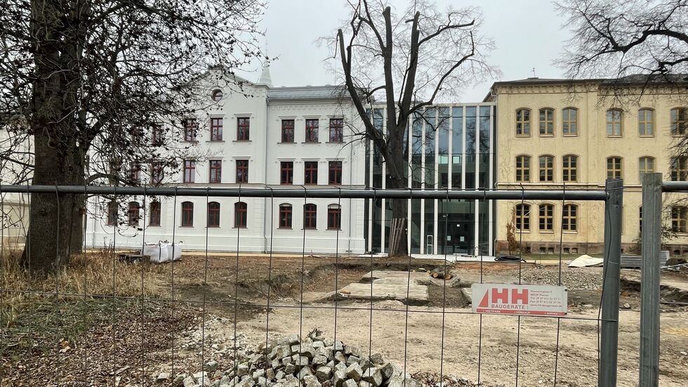 Das Hochtechnologiezentrum ist startklar für den Probebetrieb, auf dem Gelände davor dagegen noch viel zu tun, mehr als geplant. Das Hochtechnologiezentrum ist startklar für den Probebetrieb, auf dem Gelände davor dagegen noch viel zu tun, mehr als geplant.