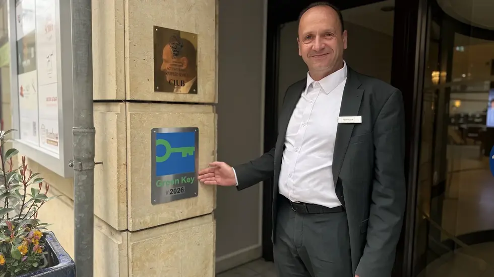 Peer Mosch, Technischer Leiter im Hilton, zeigt den "Green Key"
