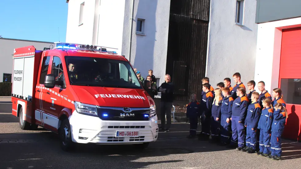 Da steht auch der Feuerwehrnachwuchs Spalier. 