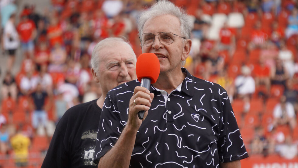 Natürlich wurde auch Jürgen Croy (78) geehrt. Die Torwartlegende richtete ein paar Worte an die Zuschauer. Natürlich wurde auch Jürgen Croy (78) geehrt. Die Torwartlegende richtete ein paar Worte an die Zuschauer.