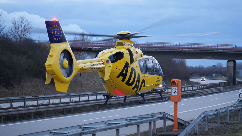 Auch ein Rettungshubschrauber landete auf der Autobahn. Auch ein Rettungshubschrauber landete auf der Autobahn.