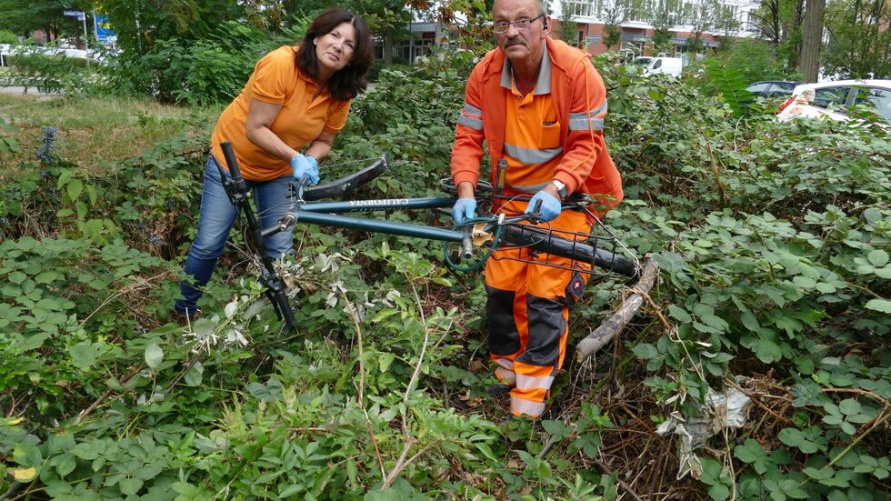 Die Mitarbeiterinnen und Mitarbeiter der Projektgruppe Stadtsauberkeit der Stadtreinigung Leipzig im Einsatz - Foto: (c) Stadtreinigung Leipzig Mitarbeiter der Stadtreinigung Leipzig