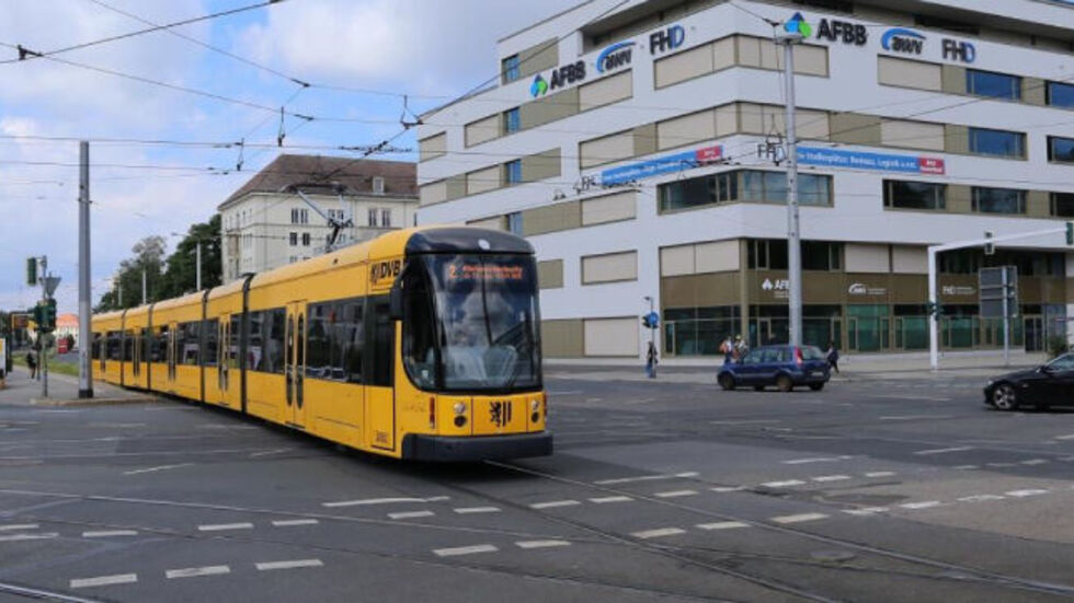 Eine Straßenbahn fährt über den Straßburger Platz.