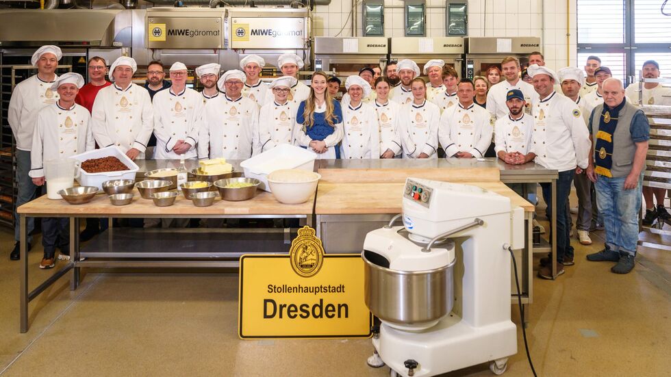 Team Riesenstollen: Gruppenfoto während der gemeinsamen Backaktion in der Akademie. Team Riesenstollen: Gruppenfoto während der gemeinsamen Backaktion in der Akademie.