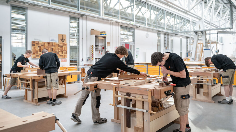 Seit über 100 Jahren baut das Unternehmen für anspruchsvolle Projekte im individuellen Innenausbau, vor allem von Luxusyachten und Privatresidenzen.