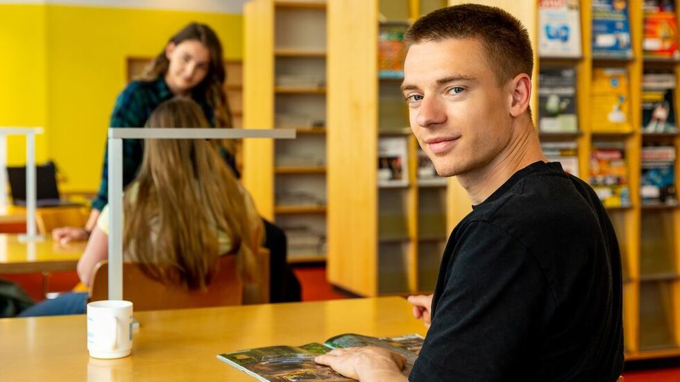Student in der WHZ-Bibliothek