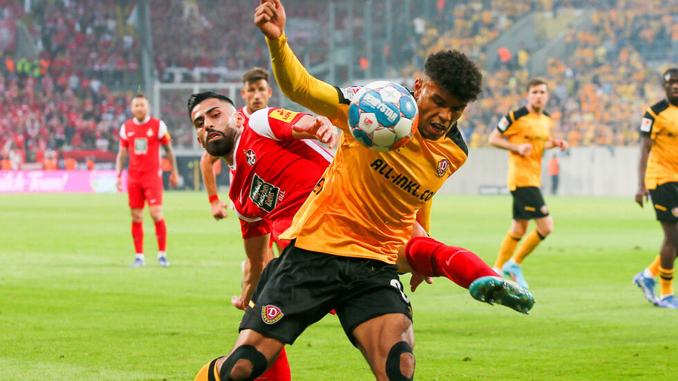 Dynamo unterliegt dem 1. FC Kaiserslautern im Rückspiel der Relegation mit 0:2 und folgt dem sächsischen Ligakonkurrenten Erzgebirge Aue in die 3. Liga. Dynamo unterliegt dem 1. FC Kaiserslautern im Rückspiel der Relegation mit 0:2 und folgt dem sächsischen Ligakonkurrenten Erzgebirge Aue in die 3. Liga.