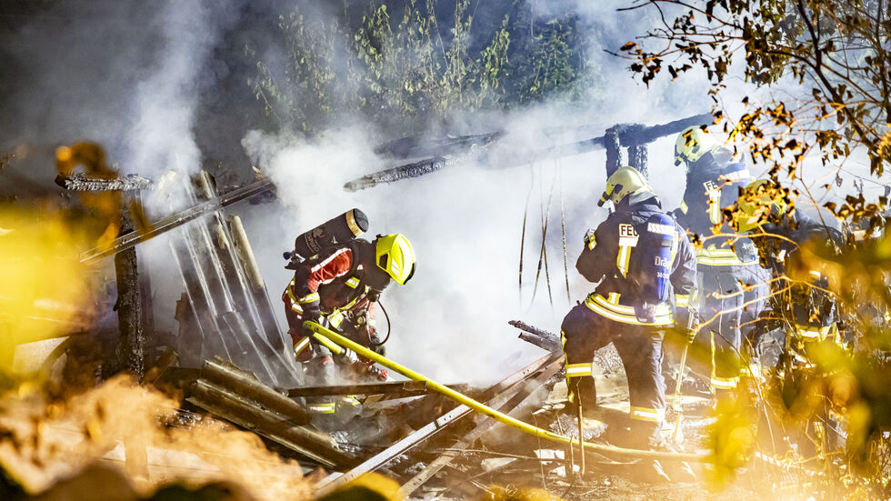 Feuerwehrleute bekämpfen den Brand