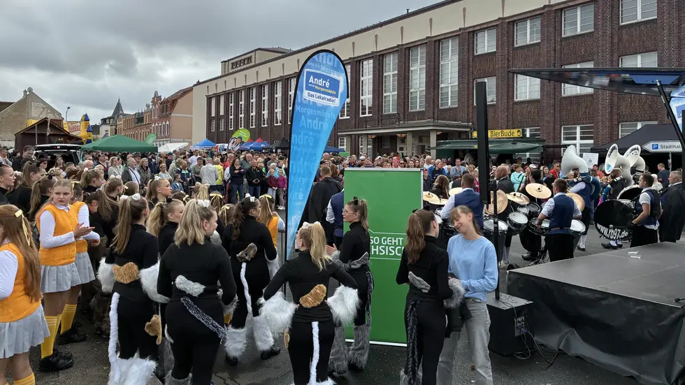 Menschenmenge an der Stadthalle, wo die Radio-Zwickau-Bühne stand