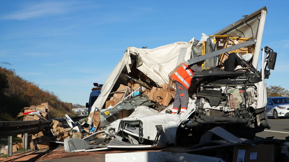 Der zerstörte Laster aus einer anderen Perpektive.
