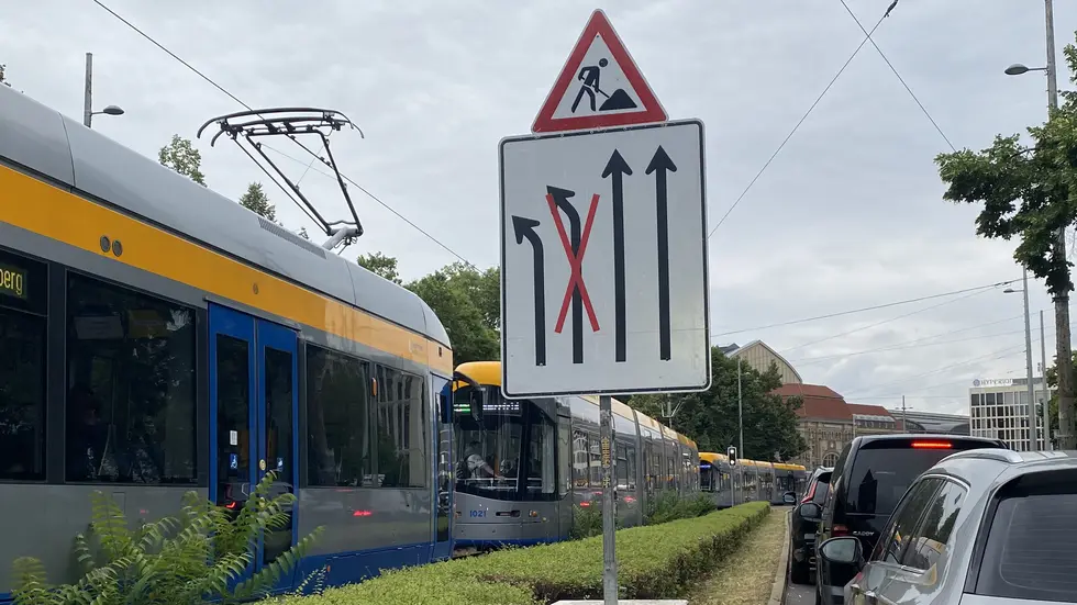 Am Leipziger Hauptbahnhof brauchen Autofahrer derzeit mehr als gute Nerven. Der Verkehr staut sich dort zu fast jeder Zeit sehr stark.