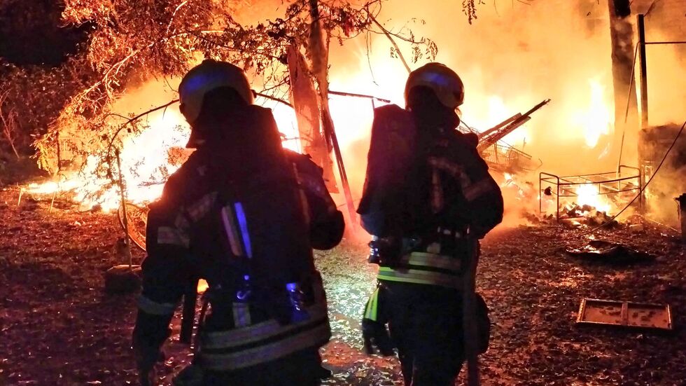 Feuerwehrleute beim Löschen der Flammen im Leipziger Lene-Voigt-Park.