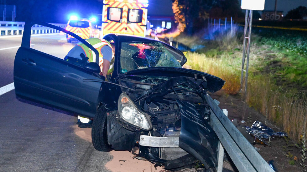 Der Geisterfahrer (Opel) krachte nach dem Crash in die Planke und wurde mit lebensbedrohlichen Verletzungen per Rettungshubschrauber ins Krankenhaus gebracht.