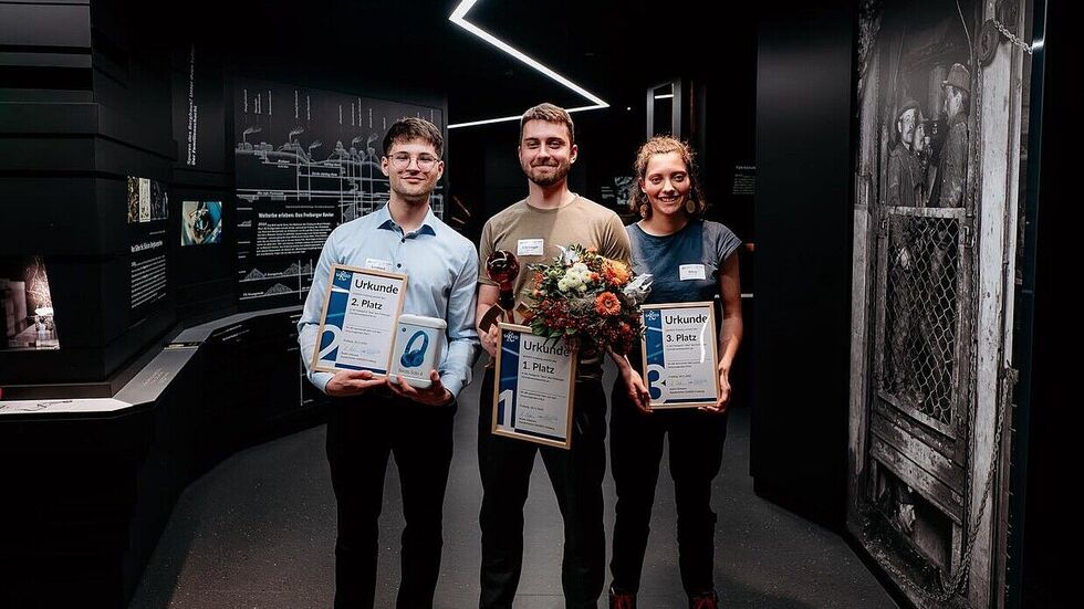 Leonard Kremnitz (l.), Christoph Nerger und Alina Schmidt präsentierten ihre kreativen Konzepte in der Kategorie Idee. Gewinner dieser Kategorie des Gründungsnetzwerk SAXEED ist Christoph Nerger mit seiner Idee für Seetang-Farmen.