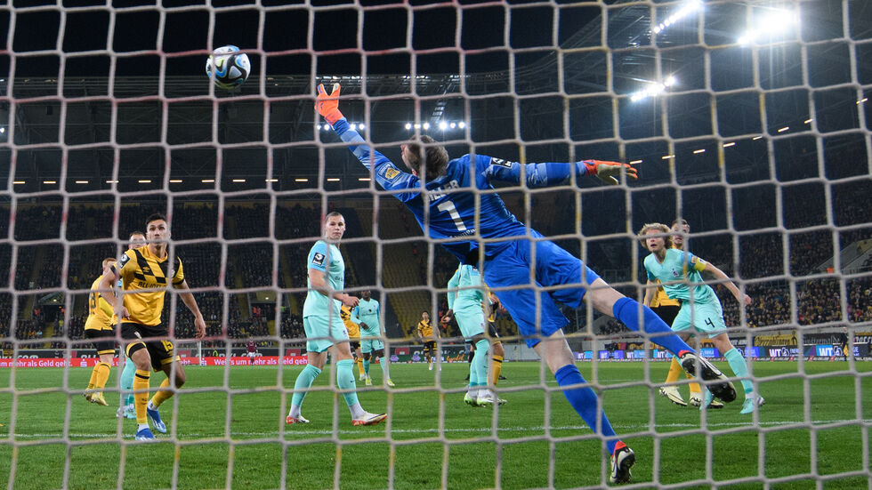Stefan Kutschke (r, halb vedeckt) erzielt gegen Münchens Torwart Marco Hiller das Tor zum 1:0.