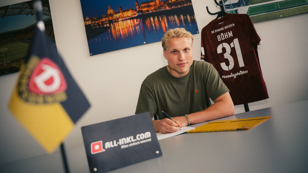 Dynamos Torhüter Philip Böhm bei der Vertragsunterschrift  Dynamos Torhüter Philip Böhm bei der Vertragsunterschrift