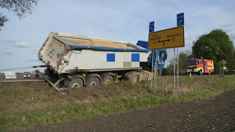 Der Kipplaster ist voll mit Sand beladen. Der Kipplaster ist voll mit Sand beladen.