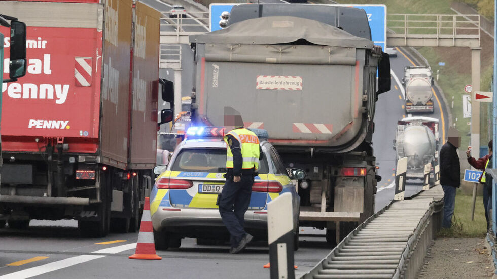 Der am Unfall beteiligte Lkw steht auf dem Standtstreifen. Die Polizei untersucht ihn und spricht mit dem Fahrer.
