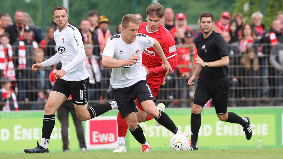 Daniel Haubner bedrängt von FSV-Abwehrspieler Kilian Senkbeil. Daniel Haubner bedrängt von FSV-Abwehrspieler Kilian Senkbeil.
